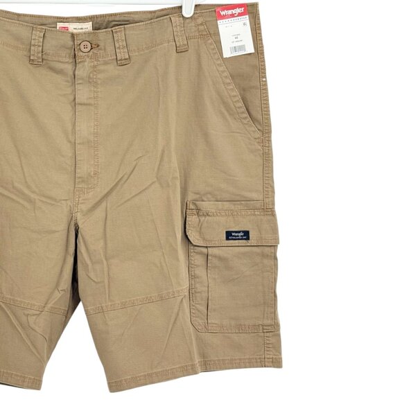 Wrangler Men's Relaxed Fit Low Stretch Brown Cargo Shorts Size 48 Inseam 10" NWT - Picture 3 of 11